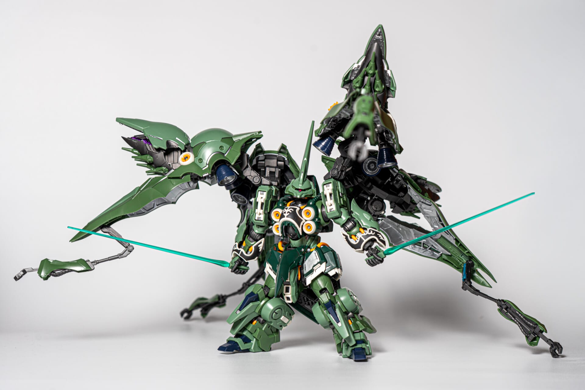 サブアームを展開してサーベルを構えたMGSD クシャトリヤ