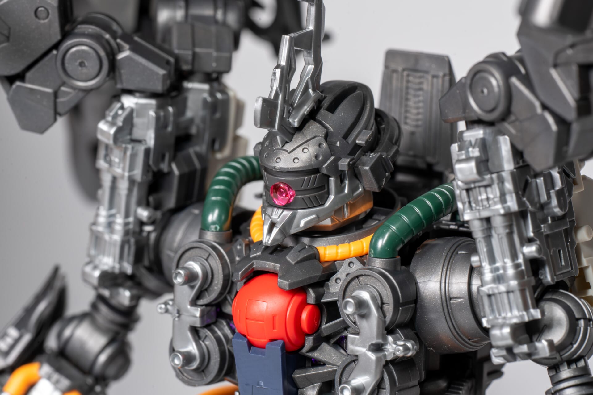 モノアイの位置を確認できる頭部正面の接写。