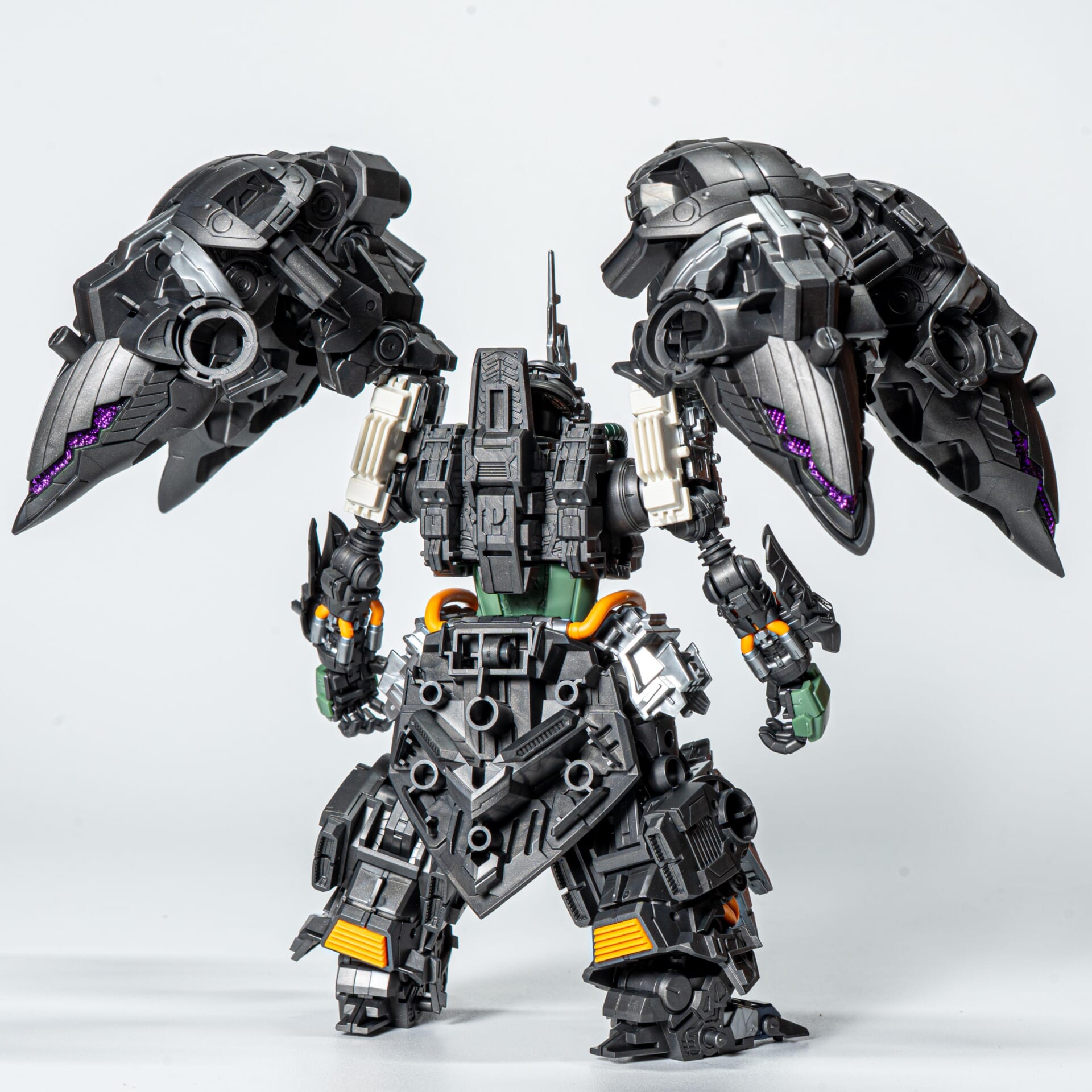 フレームの背面。バインダーを支える接続部も見えます。