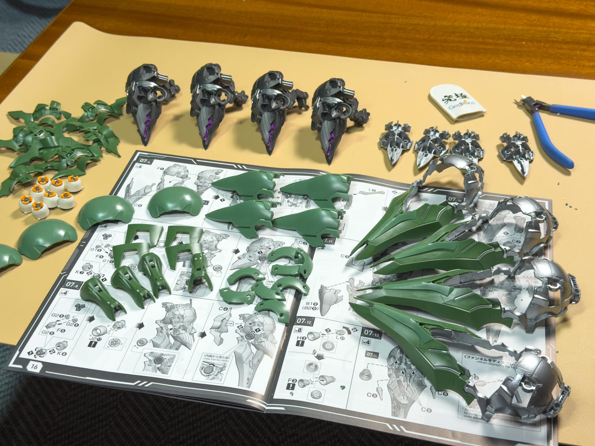 バインダーの組み立て途中。内部パーツと外装を説明書に沿って組み合わせます。