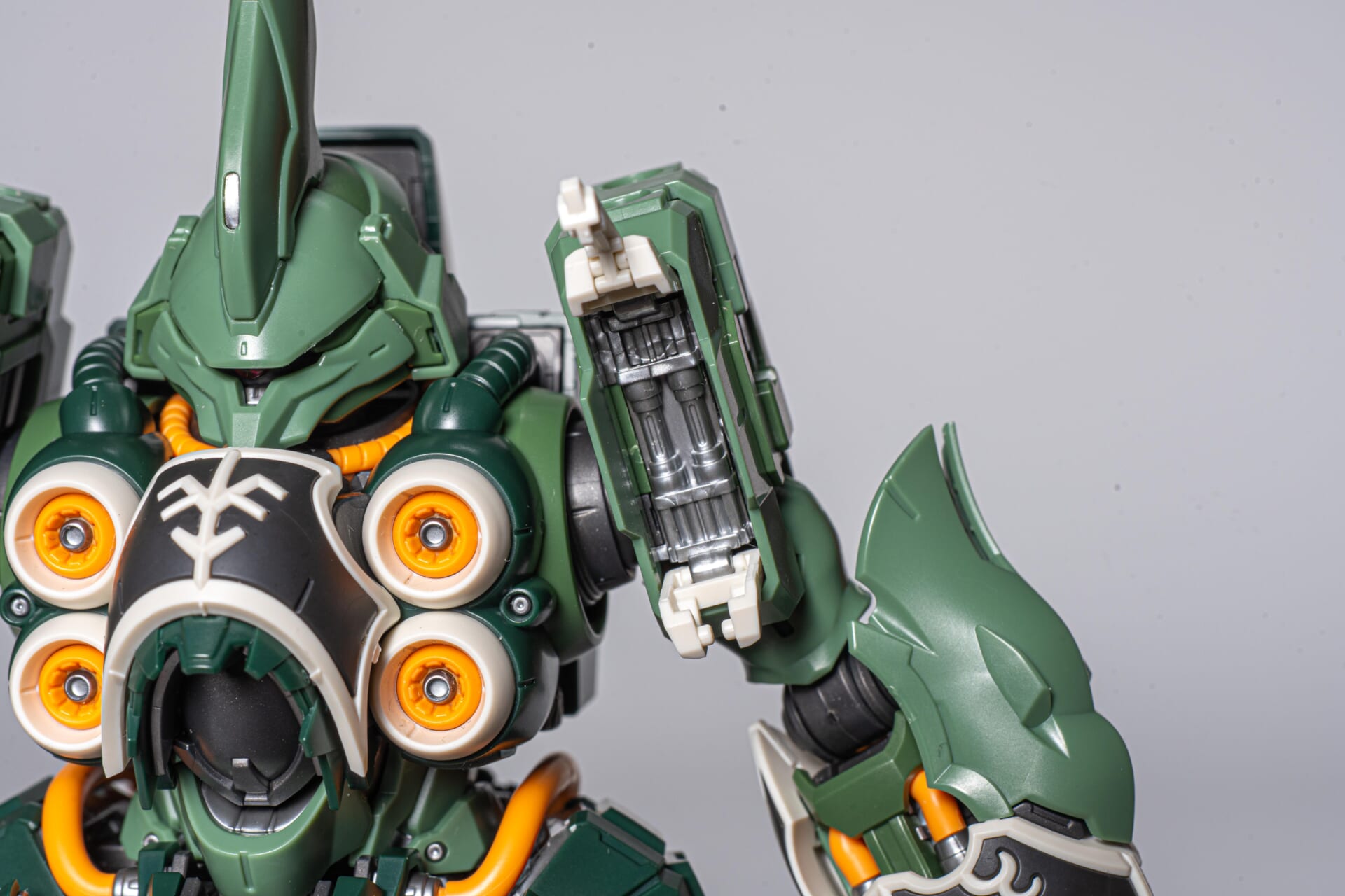肩の外装を開いた状態。内側の銀色が見えます。