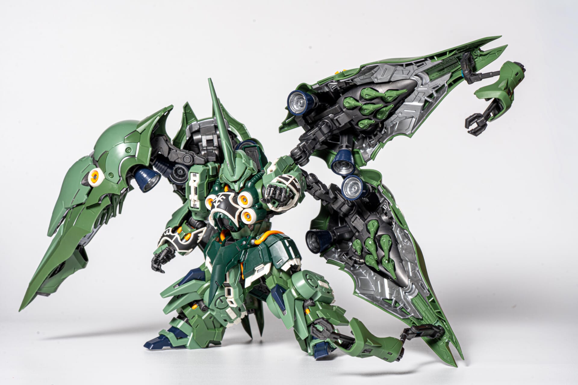 折り畳まれていたサブアームを展開した姿。