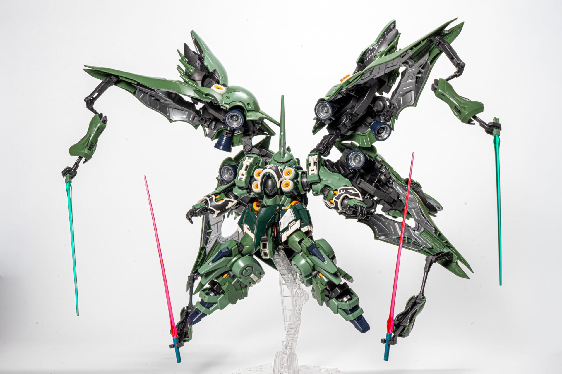 左右のサブアームを伸ばし、2色のサーベルを持たせたポーズ。
